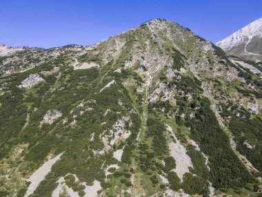 Bulgaristan 'ın Muratov zirvesi yakınlarındaki Pirin Dağı' nın şaşırtıcı hava manzarası