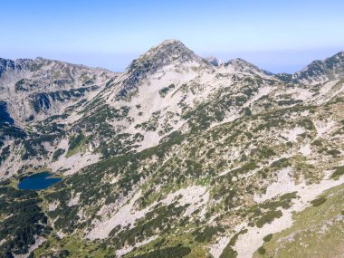 Bulgaristan 'ın Muratov zirvesi yakınlarındaki Pirin Dağı' nın şaşırtıcı hava manzarası