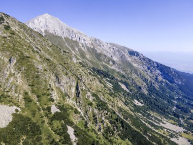 Bulgaristan 'ın Muratov zirvesi yakınlarındaki Pirin Dağı' nın şaşırtıcı hava manzarası