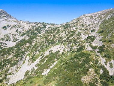 Bulgaristan 'ın Muratov zirvesi yakınlarındaki Pirin Dağı' nın şaşırtıcı hava manzarası