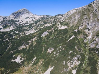 Bulgaristan 'ın Muratov zirvesi yakınlarındaki Pirin Dağı' nın şaşırtıcı hava manzarası