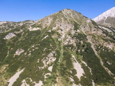 Bulgaristan 'ın Muratov zirvesi yakınlarındaki Pirin Dağı' nın şaşırtıcı hava manzarası