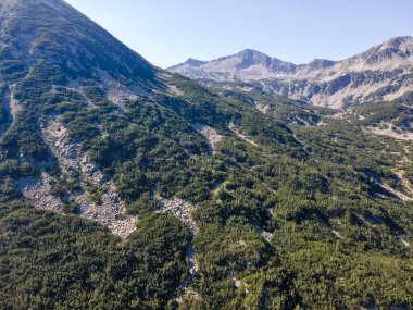 Bulgaristan 'ın Muratov zirvesi yakınlarındaki Pirin Dağı' nın şaşırtıcı hava manzarası