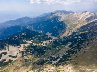 Bulgaristan 'ın Muratov zirvesi yakınlarındaki Pirin Dağı' nın şaşırtıcı hava manzarası