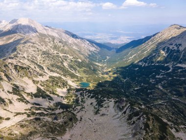 Bulgaristan 'ın Muratov zirvesi yakınlarındaki Pirin Dağı' nın şaşırtıcı hava manzarası