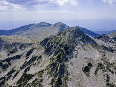 Bulgaristan 'ın Muratov zirvesi yakınlarındaki Pirin Dağı' nın şaşırtıcı hava manzarası