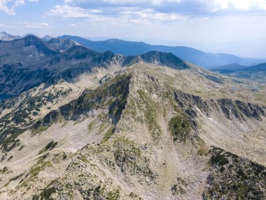 Bulgaristan 'ın Muratov zirvesi yakınlarındaki Pirin Dağı' nın şaşırtıcı hava manzarası