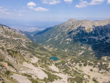 Bulgaristan 'ın Muratov zirvesi yakınlarındaki Pirin Dağı' nın şaşırtıcı hava manzarası