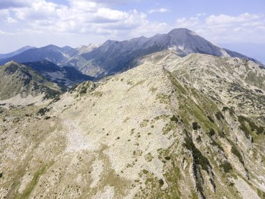 Bulgaristan 'ın Muratov zirvesi yakınlarındaki Pirin Dağı' nın şaşırtıcı hava manzarası