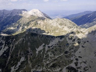 Bulgaristan 'ın Muratov zirvesi yakınlarındaki Pirin Dağı' nın şaşırtıcı hava manzarası
