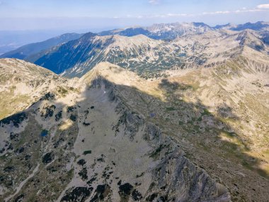 Bulgaristan 'ın Muratov zirvesi yakınlarındaki Pirin Dağı' nın şaşırtıcı hava manzarası