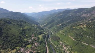 Bulgaristan 'ın Balkan Dağları' ndaki Lakatnik Kayaları yakınlarındaki Iskar Nehri Boğazı 'nın hava manzarası