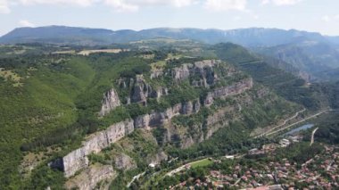 Bulgaristan 'ın Balkan Dağları' ndaki Lakatnik Kayaları yakınlarındaki Iskar Nehri Boğazı 'nın hava manzarası