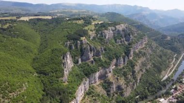 Bulgaristan 'ın Balkan Dağları' ndaki Lakatnik Kayaları yakınlarındaki Iskar Nehri Boğazı 'nın hava manzarası