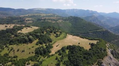 Bulgaristan 'ın Balkan Dağları' ndaki Lakatnik Kayaları yakınlarındaki Iskar Nehri Boğazı 'nın hava manzarası