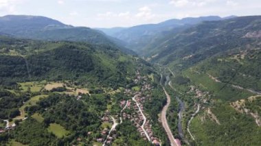 Bulgaristan 'ın Balkan Dağları' ndaki Lakatnik Kayaları yakınlarındaki Iskar Nehri Boğazı 'nın hava manzarası