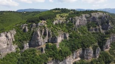 Bulgaristan 'ın Balkan Dağları' ndaki Lakatnik Kayaları yakınlarındaki Iskar Nehri Boğazı 'nın hava manzarası