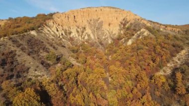 Kaya oluşumunun hava günbatımı görüntüsü Stob piramitleri, Rila Dağı, Kyustendil bölgesi, Bulgaristan