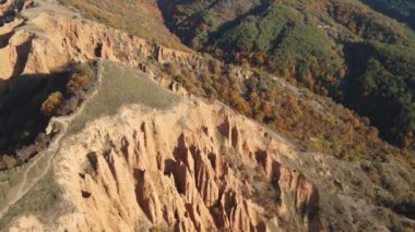 Kaya oluşumunun hava günbatımı görüntüsü Stob piramitleri, Rila Dağı, Kyustendil bölgesi, Bulgaristan