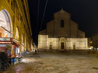 BOLOGNA, İTALYA - 04 Aralık 2024: Bologna, Emilia-Romagna Bölgesi, İtalya 'nın Eski Kasabası' nın Gece Panoraması