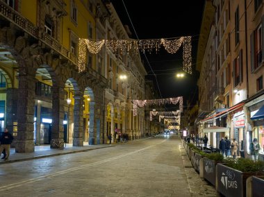 BOLOGNA, İTALYA - 04 Aralık 2024: Bologna, Emilia-Romagna Bölgesi, İtalya 'nın Eski Kasabası' nın Gece Panoraması