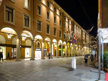BOLOGNA, İTALYA - 04 Aralık 2024: Bologna, Emilia-Romagna Bölgesi, İtalya 'nın Eski Kasabası' nın Gece Panoraması