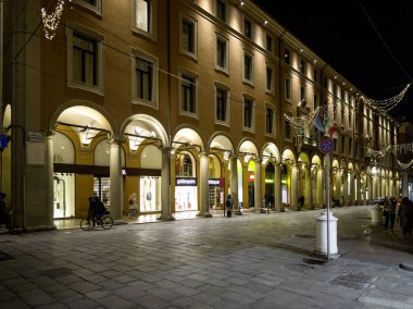 BOLOGNA, İTALYA - 04 Aralık 2024: Bologna, Emilia-Romagna Bölgesi, İtalya 'nın Eski Kasabası' nın Gece Panoraması