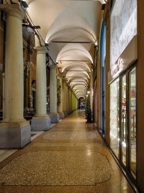 BOLOGNA, İTALYA - 04 Aralık 2024: Bologna, Emilia-Romagna Bölgesi, İtalya 'nın Eski Kasabası' nın Gece Panoraması