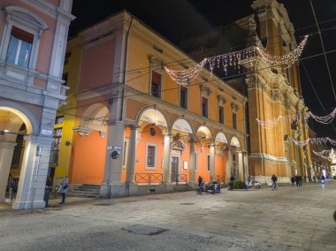 BOLOGNA, İTALYA - 04 Aralık 2024: Bologna, Emilia-Romagna Bölgesi, İtalya 'nın Eski Kasabası' nın Gece Panoraması