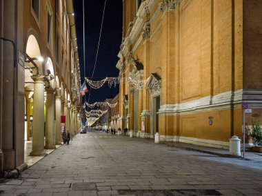 BOLOGNA, İTALYA - 04 Aralık 2024: Bologna, Emilia-Romagna Bölgesi, İtalya 'nın Eski Kasabası' nın Gece Panoraması