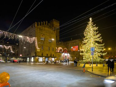 BOLOGNA, İTALYA - 04 Aralık 2024: Bologna, Emilia-Romagna Bölgesi, İtalya 'nın Eski Kasabası' nın Gece Panoraması