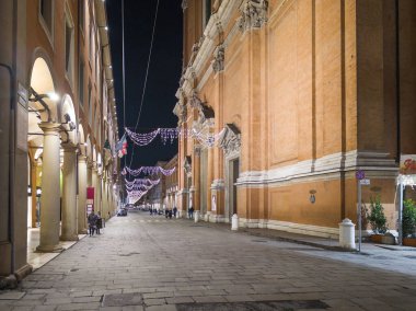 BOLOGNA, İTALYA - 04 Aralık 2024: Bologna, Emilia-Romagna Bölgesi, İtalya 'nın Eski Kasabası' nın Gece Panoraması