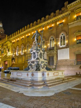 BOLOGNA, İTALYA - 04 Aralık 2024: Bologna, Emilia-Romagna Bölgesi, İtalya 'nın Eski Kasabası' nın Gece Panoraması