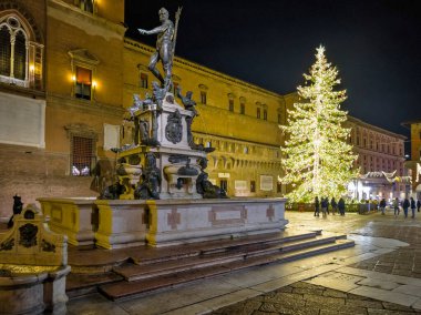 BOLOGNA, İTALYA - 04 Aralık 2024: Bologna, Emilia-Romagna Bölgesi, İtalya 'nın Eski Kasabası' nın Gece Panoraması