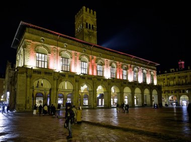 BOLOGNA, İTALYA - 04 Aralık 2024: Bologna, Emilia-Romagna Bölgesi, İtalya 'nın Eski Kasabası' nın Gece Panoraması