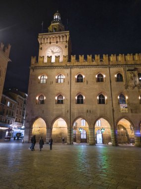 BOLOGNA, İTALYA - 04 Aralık 2024: Bologna, Emilia-Romagna Bölgesi, İtalya 'nın Eski Kasabası' nın Gece Panoraması