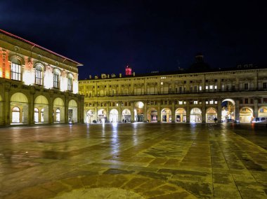 BOLOGNA, İTALYA - 04 Aralık 2024: Bologna, Emilia-Romagna Bölgesi, İtalya 'nın Eski Kasabası' nın Gece Panoraması