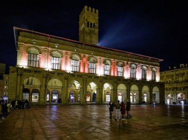 BOLOGNA, İTALYA - 04 Aralık 2024: Bologna, Emilia-Romagna Bölgesi, İtalya 'nın Eski Kasabası' nın Gece Panoraması
