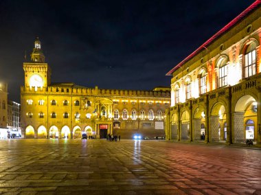 BOLOGNA, İTALYA - 04 Aralık 2024: Bologna, Emilia-Romagna Bölgesi, İtalya 'nın Eski Kasabası' nın Gece Panoraması