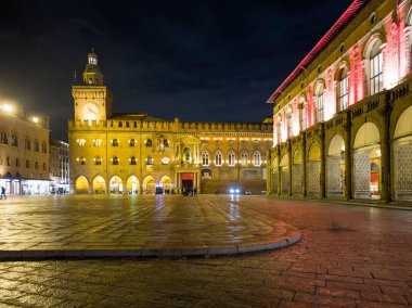 BOLOGNA, İTALYA - 04 Aralık 2024: Bologna, Emilia-Romagna Bölgesi, İtalya 'nın Eski Kasabası' nın Gece Panoraması