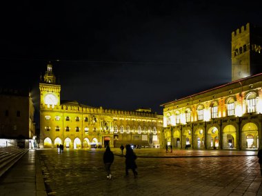 BOLOGNA, İTALYA - 04 Aralık 2024: Bologna, Emilia-Romagna Bölgesi, İtalya 'nın Eski Kasabası' nın Gece Panoraması