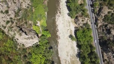 Bulgaristan 'ın Kresna Vadisi' nden geçen Struma Nehri 'nin havadan görüntüsü