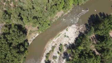Bulgaristan 'ın Kresna Vadisi' nden geçen Struma Nehri 'nin havadan görüntüsü