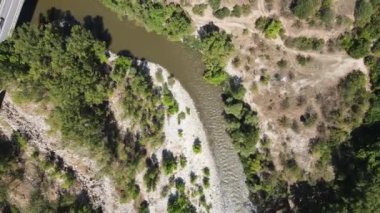 Bulgaristan 'ın Kresna Vadisi' nden geçen Struma Nehri 'nin havadan görüntüsü