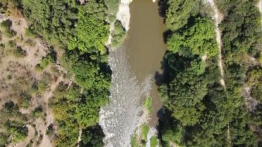 Bulgaristan 'ın Kresna Vadisi' nden geçen Struma Nehri 'nin havadan görüntüsü