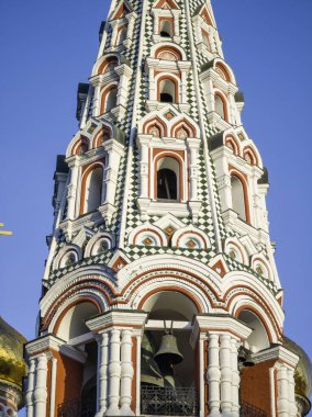 Bulgaristan 'ın Stara Zagora bölgesindeki Shipka kasabasındaki Rus kilisesi olarak bilinen Shipka Manastırı' nın sonbahar manzarası