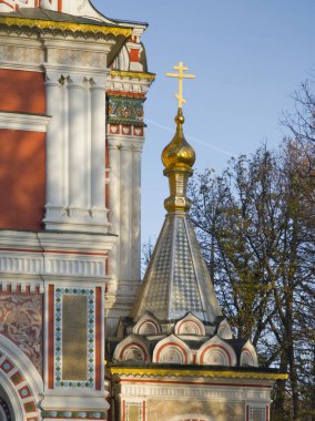 Bulgaristan 'ın Stara Zagora bölgesindeki Shipka kasabasındaki Rus kilisesi olarak bilinen Shipka Manastırı' nın sonbahar manzarası
