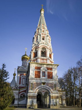 Bulgaristan 'ın Stara Zagora bölgesindeki Shipka kasabasındaki Rus kilisesi olarak bilinen Shipka Manastırı' nın sonbahar manzarası