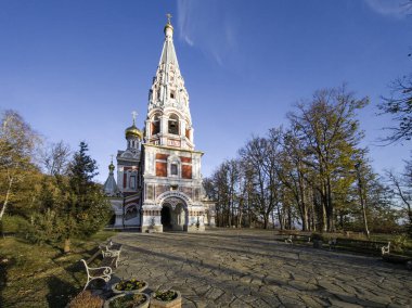 Bulgaristan 'ın Stara Zagora bölgesindeki Shipka kasabasındaki Rus kilisesi olarak bilinen Shipka Manastırı' nın sonbahar manzarası