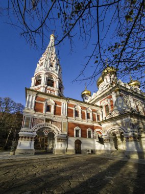 Bulgaristan 'ın Stara Zagora bölgesindeki Shipka kasabasındaki Rus kilisesi olarak bilinen Shipka Manastırı' nın sonbahar manzarası